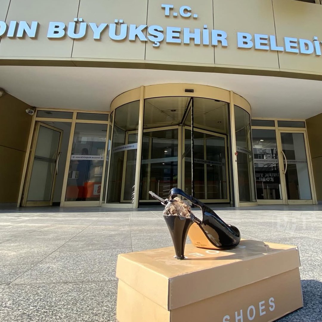 Bir vatandaş, Aydın Büyükşehir Belediye binasına topuklu ayakkabı bıraktı.