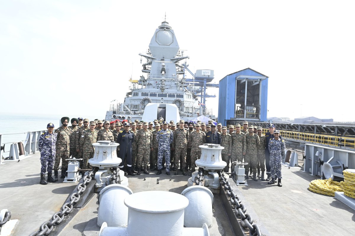 IN_WesternFleet's tweet photo. #Jointmanship
During deployment of @IN_WesternFleet at #Porbandar and #MundraPort, RAdm Rahul Vilas Gokhale, NM #FOCWF visited 75 (I) INF Brigade. Visit onboard #SwordArm by #IndianArmy was organised
for greater #Synergy through understanding of capabilities and #NavalOperations
@adgpi
@indiannavy
@IN_WNC
@DefPROMumbai