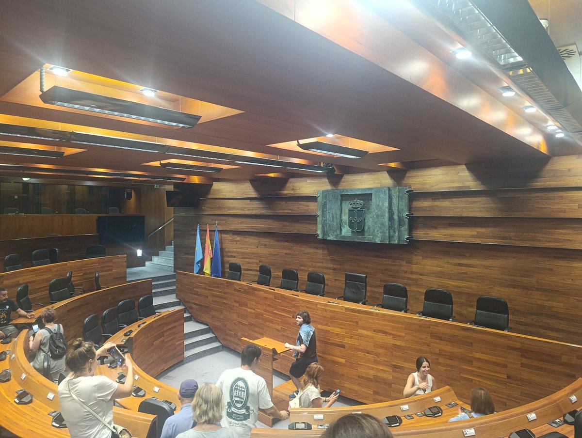Nickytau's tweet photo. Salir un rato y solo gastarse 10€. Eso si que es un reto. Pues por sorpresa he visto la jornada de puertas abiertas del parlamento asturiano y me metí. (pd. Mi movil nuevo tiene astigmatismo y aún no lo corregí). https://t.co/ovE93Au1jx