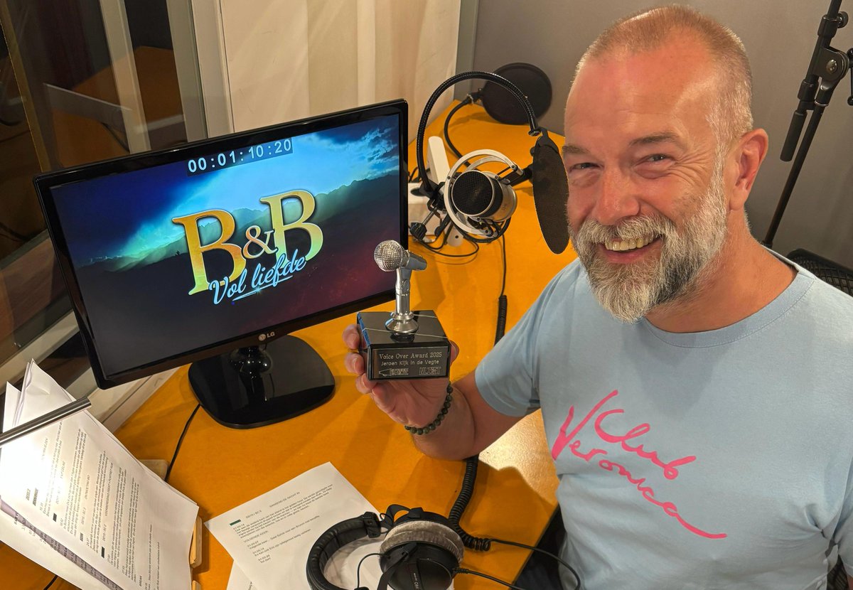 Jeroen Kijk in de Vegte kreeg na de bekendmaking van de Voice Over Award 2025 vorige week al talloze felicitaties vanaf zijn vakantieadres. Vandaag nam hij de prijs officieel in ontvangst.
