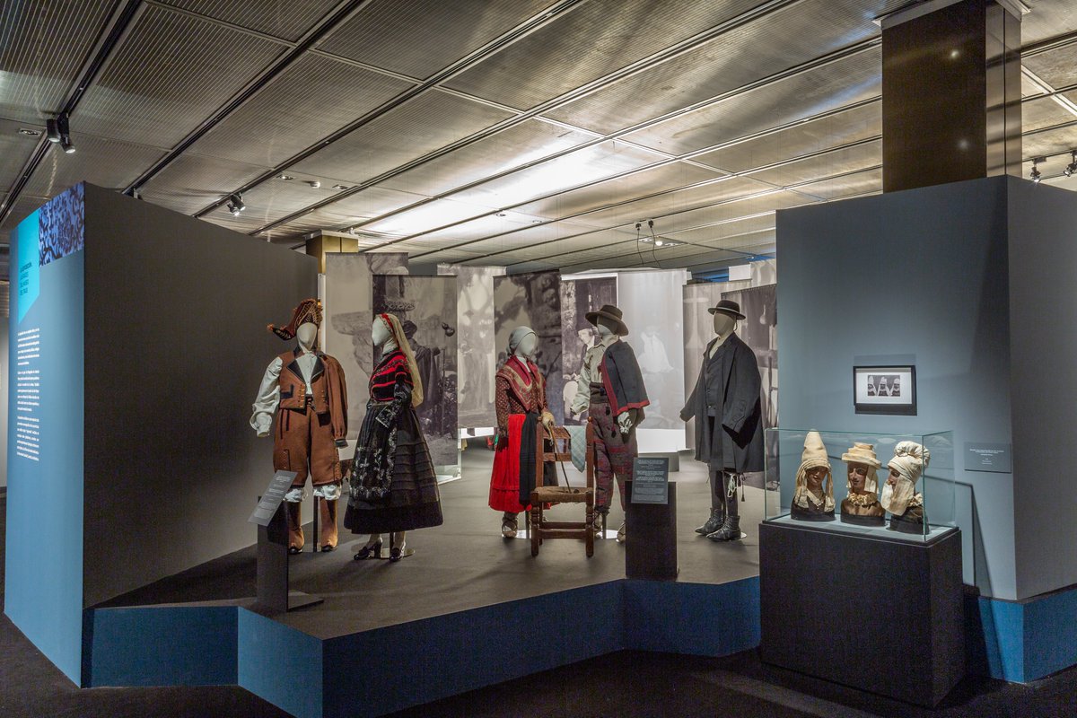 Museo del Traje, Madrid (@museodeltraje) on Twitter photo 🚶Mañana viernes 15 de agosto abrimos de 10h a 15h y puedes visitar la exposición «Raíces» en la planta baja, con la que celebramos el centenario de la Exposición del Traje Regional.
⚠️Recuerda que la 1ª planta permanece cerrada, por lo que no se puede ver la expo permanente. 🚶Mañana viernes 15 de agosto abrimos de 10h a 15h y puedes visitar la exposición «Raíces» en la planta baja, con la que celebramos el centenario de la Exposición del Traje Regional.
⚠️Recuerda que la 1ª planta permanece cerrada, por lo que no se puede ver la expo permanente.