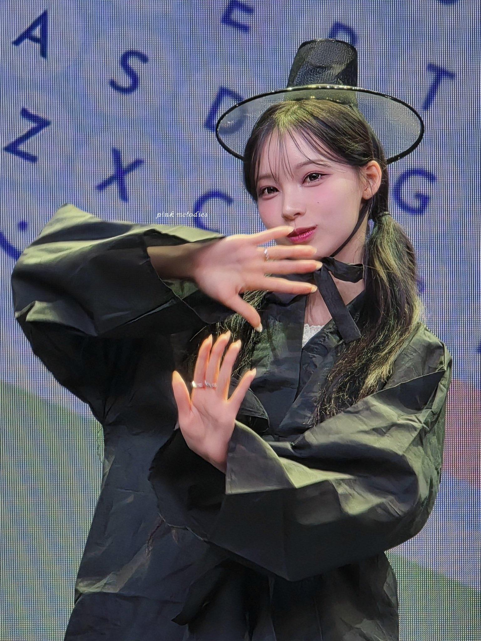 とと 250809 Zena at RESCENE 1st Fan-Con Project 326 | kpopping