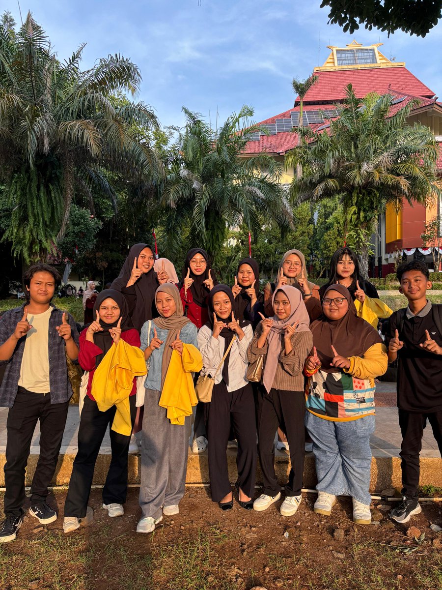 Fajria_006's tweet photo. Halo, Mahesa! 

Perkenalkan, saya (Nor Fajriatul Khasanah), mahasiswa baru Program Studi (Pendidikan Bahasa dan Sastra Indonesia), Fakultas (Bahasa dan Seni), Universitas Negeri Semarang

Di momen PKKMB UNNES 2025 ini, saya bertemu dengan teman-teman baru https://t.co/mF0aP4hdlP