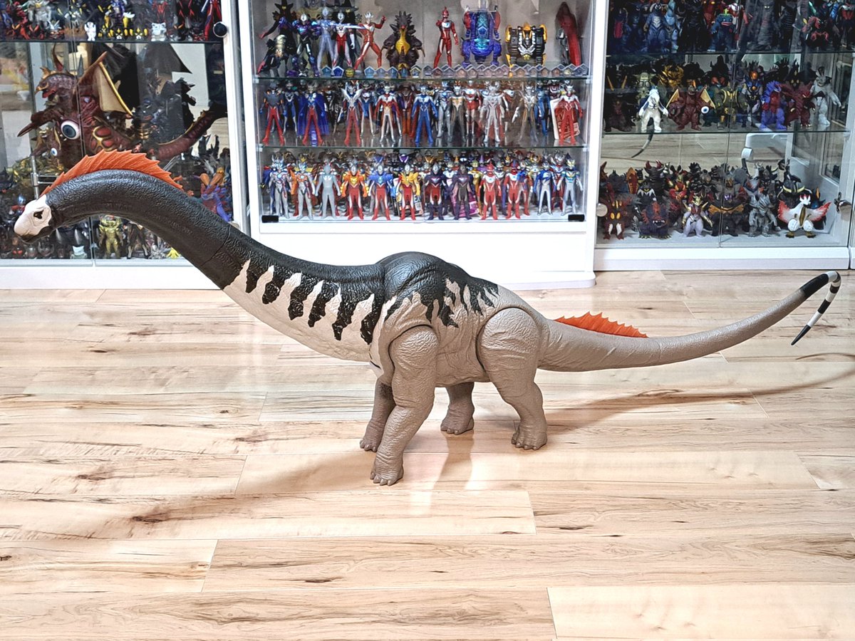 こちらがトイザらス限定のマテル製ティタノサウルスです。全長150cm