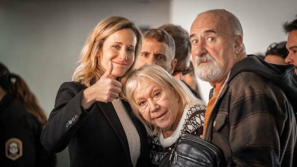 Hechosanderecho's tweet photo. #Prandi "Vuelvo a vivir"
Luego de la condena a 19 años de prisión para su exmarido Claudio Contardi por abuso sexual, la modelo y actriz Julieta Prandi señaló que "vuelvo a vivir. Siento que la Justicia finalmente escuchó y les agradezco de todo corazón, es un antes y un después”.
Prandi sostuvo que el proceso judicial fue “un gran desgaste emocional” y cuestionó las trabas que atravesó para llegar a esta instancia: “No puede ser un infierno tener que hacer una denuncia”, dijo y manifestó su deseo que “a partir de ahora las condiciones para las víctimas cambien, ya que hay demasiados casos en este país a la espera de una resolución”.
La mediática celebró que la pena solicitada sea de 19 años de prisión y consideró que “está bien” y le deseó que “viva el infierno que yo vivo”.
En un momento clave de su testimonio, Prandi remarcó que la violencia sexual dentro del matrimonio también debe ser reconocida y castigada: “No es no, incluso estando casada”.
“Mis papás están muy felices. Estaban mi psicóloga y mis amigos acompañándome. Mi trabajo nunca lo descuidé, pero esto fue un gran desgaste emocional, tuve que soportar un pedido de nulidad cuando estaba nerviosa y ansiosa por declarar”, contó y dijo que sus hijos “están cayendo en la gravedad de los hechos”. Prandi afirmó que la detención de su ex marido es un cierre necesario en su vida: “Necesitaba darle un cierre a esto y escucharlo con todos mis sentidos. Contardi es un ser que merece todo mi desprecio, hay Justicia y, pese a todas las dudas que tenía, la encontré”.