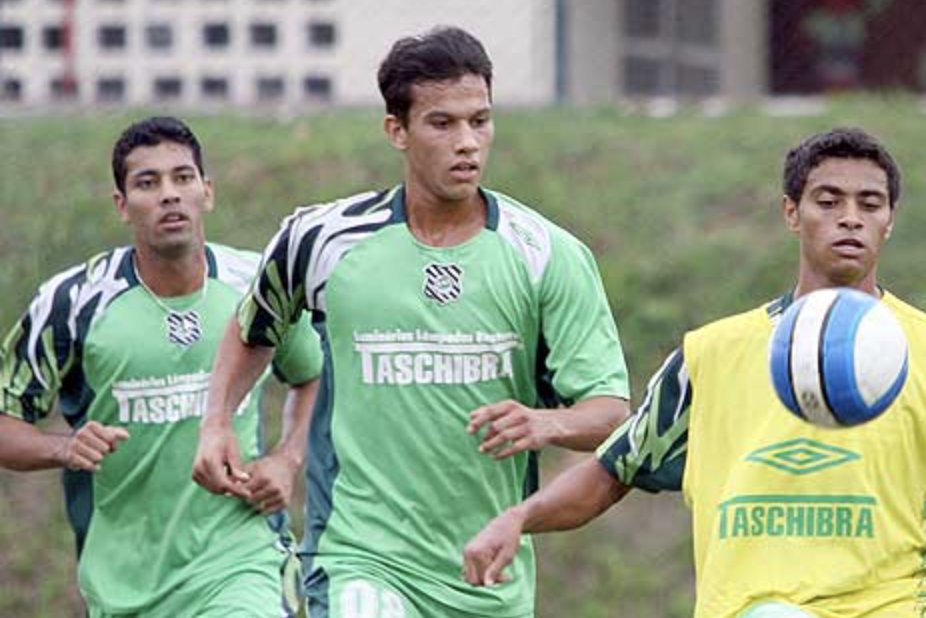 Rodrigo Faraco (@rodrigofaraco) on Twitter photo INFORMAÇÃO:
Quem chega junto com Elio Sizenando ao Figueirense como auxiliar é <a href="/HenriqueVolante/">Henrique Pacheco 8</a> - aquele que foi revelado pelo Figueira entre 2006 e 2007 e fez o gol da final da Copa do Brasil, no Maracanã, no 1 x 1 com o Fluminense 1º jogo. Depois fez carreira no Cruzeiro INFORMAÇÃO:
Quem chega junto com Elio Sizenando ao Figueirense como auxiliar é <a href="/HenriqueVolante/">Henrique Pacheco 8</a> - aquele que foi revelado pelo Figueira entre 2006 e 2007 e fez o gol da final da Copa do Brasil, no Maracanã, no 1 x 1 com o Fluminense 1º jogo. Depois fez carreira no Cruzeiro