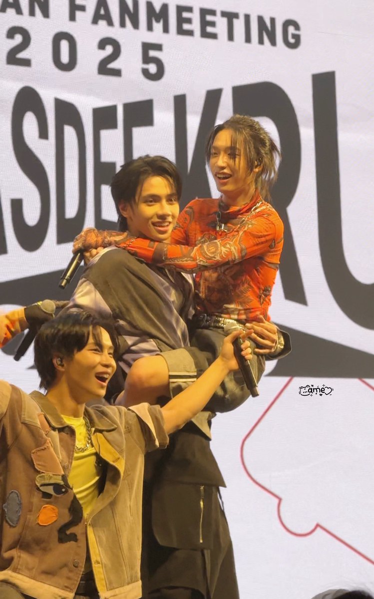 พี่ฮ้าทอุ้มน้องเน้ก
น้องภีมอุ้มพี่เน้ก

น่ารักมากกกกก 555555555555 ลูกน้อยสุดๆ 😂🤲🏻

#BUS_SAWASDEEKRUBTOKYO 
#BUSbecauseofyouishine_JP
#HEARTchuthiwat
#PEEMWASU
#NEXnattakit