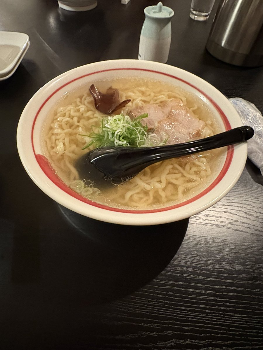 t_t_satoh's tweet photo. 久しぶりに2度と来たくないお店に出会した!
頼んだラーメンをテーブルに置く時にスープに指が入るという…。
気分悪いよね👎
#Slipchang 田舎家 https://t.co/rAL9G12281