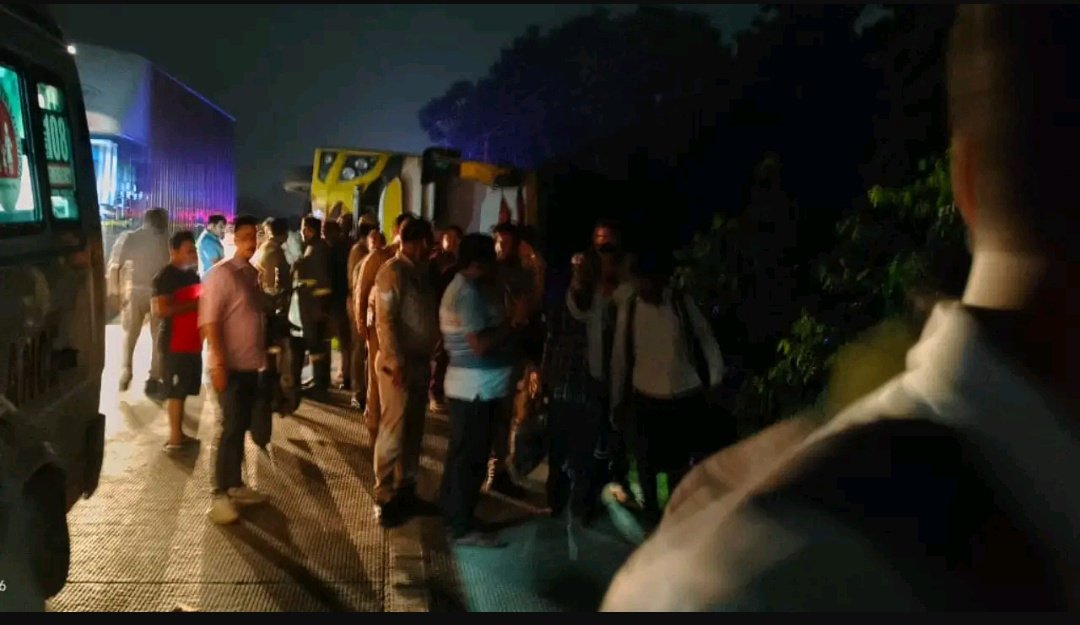 #Bus #overturns on #Lucknow-#Ayodhya highway: Over 30 injured, 2 critical; driver accused of drunk driving, negligence