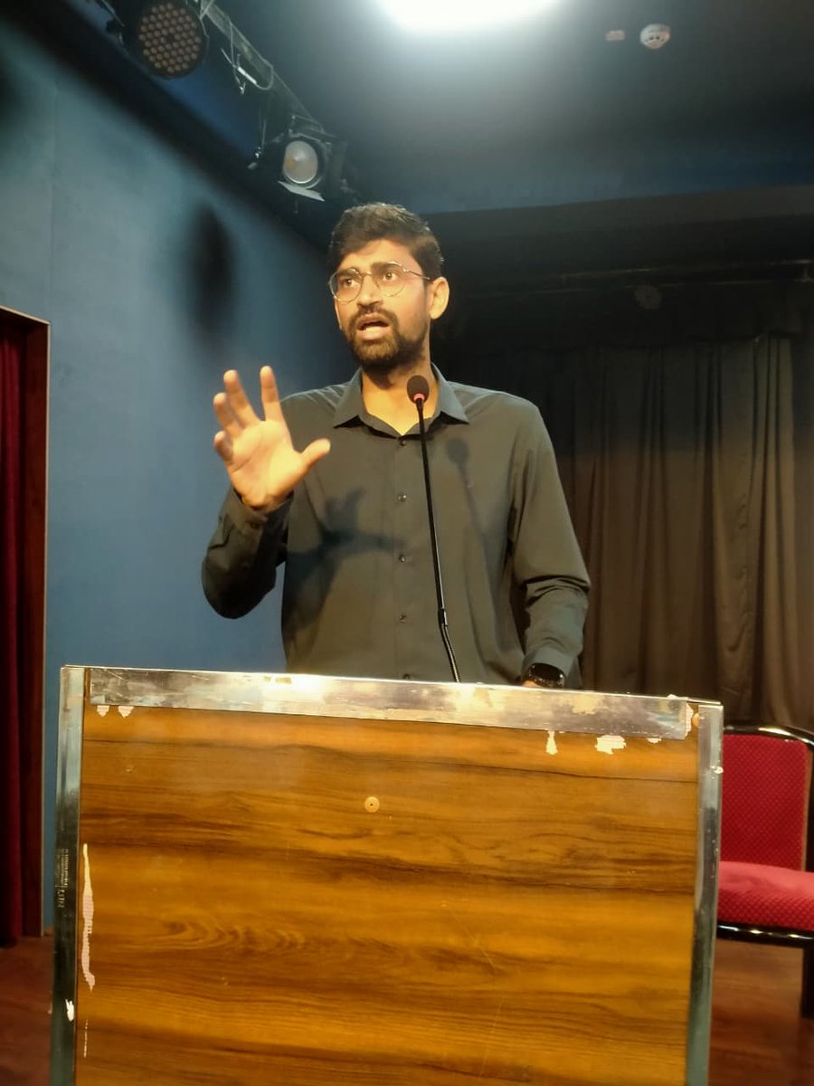 #विभाजन_विभीषिका_स्मृति_दिवस
मुख्य विकास अधिकारी श्री अभिनव गोपाल (IAS) ने गाजियाबाद में चित्र प्रदर्शनी व गोष्ठी का उद्घाटन कर विद्यार्थियों को विभाजन के दर्द, स्वतंत्रता सेनानियों के बलिदान और राष्ट्र सेवा के महत्व से अवगत कराया।
युवाओं से आह्वान — "शिक्षा व कार्य के माध्यम से