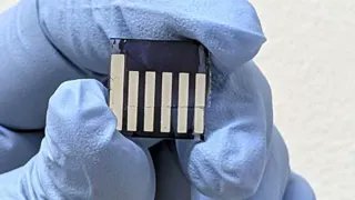 MouserElecEU's tweet photo. A #spectrometer the size of a pixel? 🔬 Researchers at NC State have built exactly that! It is fast, low-power and #sensitive from the ultraviolet to the near-infrared spectrum. 

This could bring lab-grade spectroscopy to smartphones and beyond.🔝 https://t.co/fv4QAHOvp0 https://t.co/NTAlSEu3bU