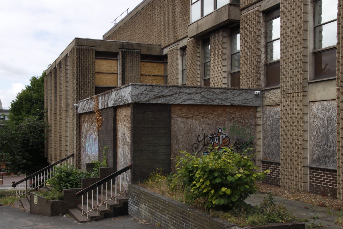 bronutthedonut's tweet photo. I visited the site of the former West Parade station in Lincoln today with one of my Praktica SLRs to get some shots on film; here are some digital shots too from a couple months back!
It's a shame I never saw it operational, it had everything!
Strangely photogenic, I think. https://t.co/eHriq6lLKY