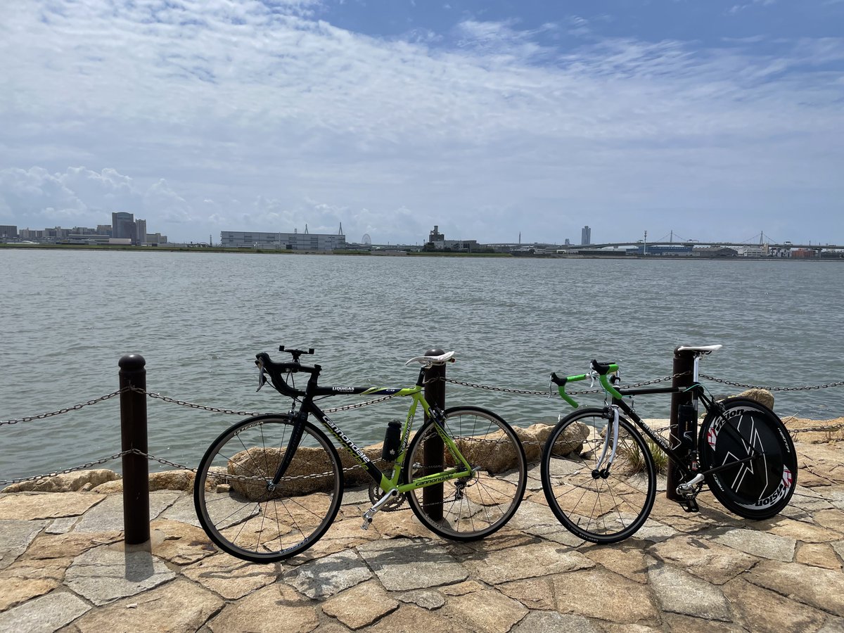 wargenpanda's tweet photo. 学生時代の友人と待ち合わせして淀川右岸を通って河口まで。
スピードについていけないのは足ではなくチタンフレームとカーボンディスクのせいだきっと！！
帰りにコナン像を撮って帰宅📸
適当に撮ったら哀ちゃん見切れてるね…… https://t.co/r5X09vQmUL