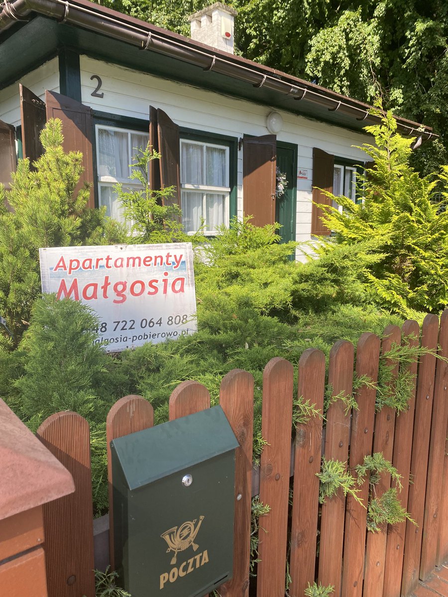 En vilostund i Pobierowo. Torpen påminner lite om de i Småland.