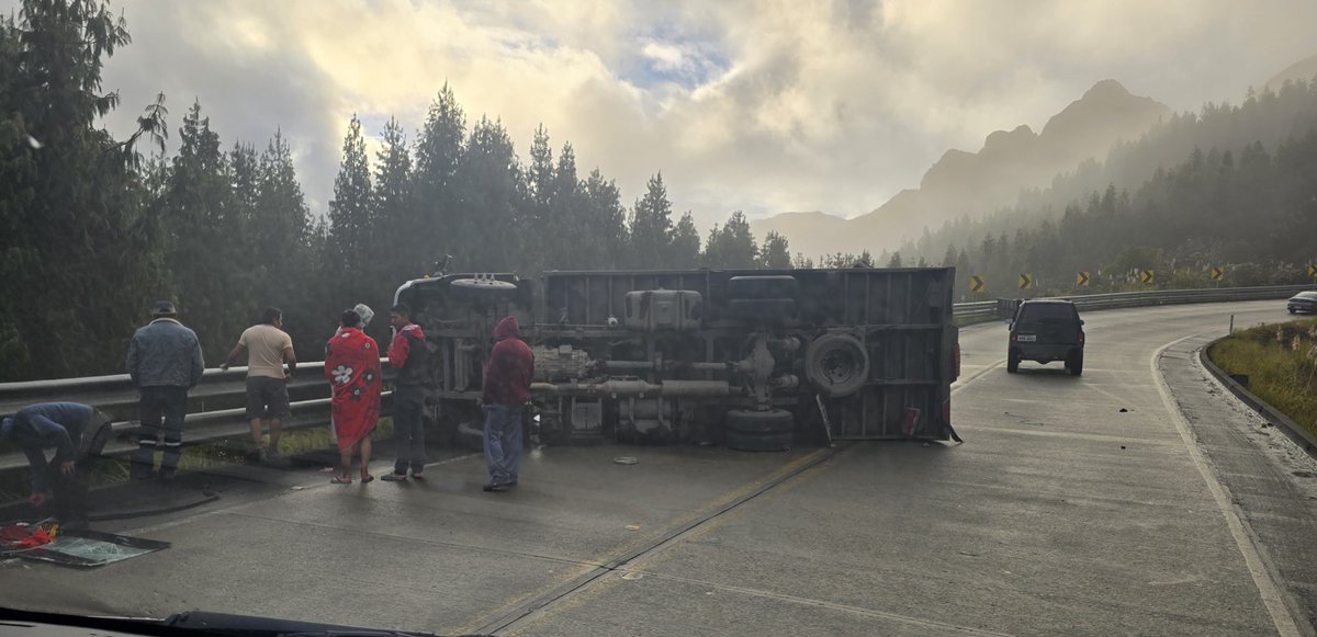 Informados Ecuador (@informados_ec) on Twitter photo Se reporta el vuelco de un camión en la vía #Cuenca - Molleturo - El Empalme, cerca del kilómetro (km) 27. Conduzca con precaución. Se reporta el vuelco de un camión en la vía #Cuenca - Molleturo - El Empalme, cerca del kilómetro (km) 27. Conduzca con precaución.