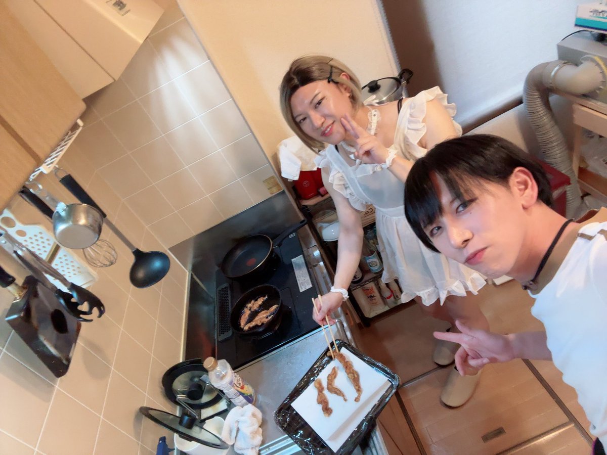risa_crossdress's tweet photo. 【実績解除】
裸エプロン着て料理しながら宅飲みデート

作ったのはセセリの竜田揚げとゴーヤチャンプル！次はもっと時間掛けて色々作りたい🙋‍♀️ https://t.co/74NXPgJlqS
