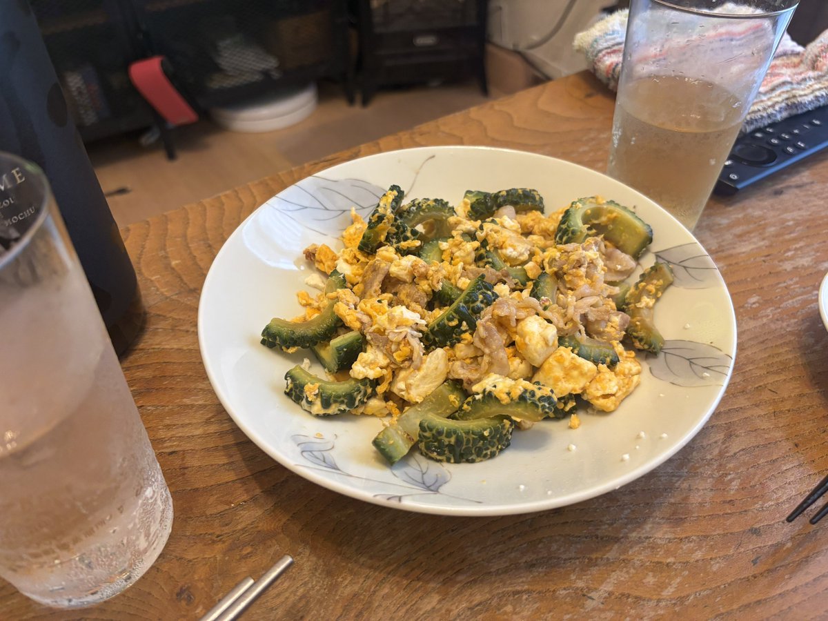 risa_crossdress's tweet photo. 【実績解除】
裸エプロン着て料理しながら宅飲みデート

作ったのはセセリの竜田揚げとゴーヤチャンプル！次はもっと時間掛けて色々作りたい🙋‍♀️ https://t.co/74NXPgJlqS