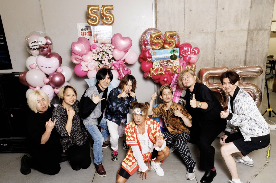 minato_basssss's tweet photo. この前の写真を頂いたので。
お誕生日おめでとうございました🎉🎉🎉
メンバー、スタッフからのプレゼントも喜んでもらえたらいいなと。

あと色紙はめっちゃ飛ぶ！

#諸星和己 https://t.co/8V8LzHyQL3