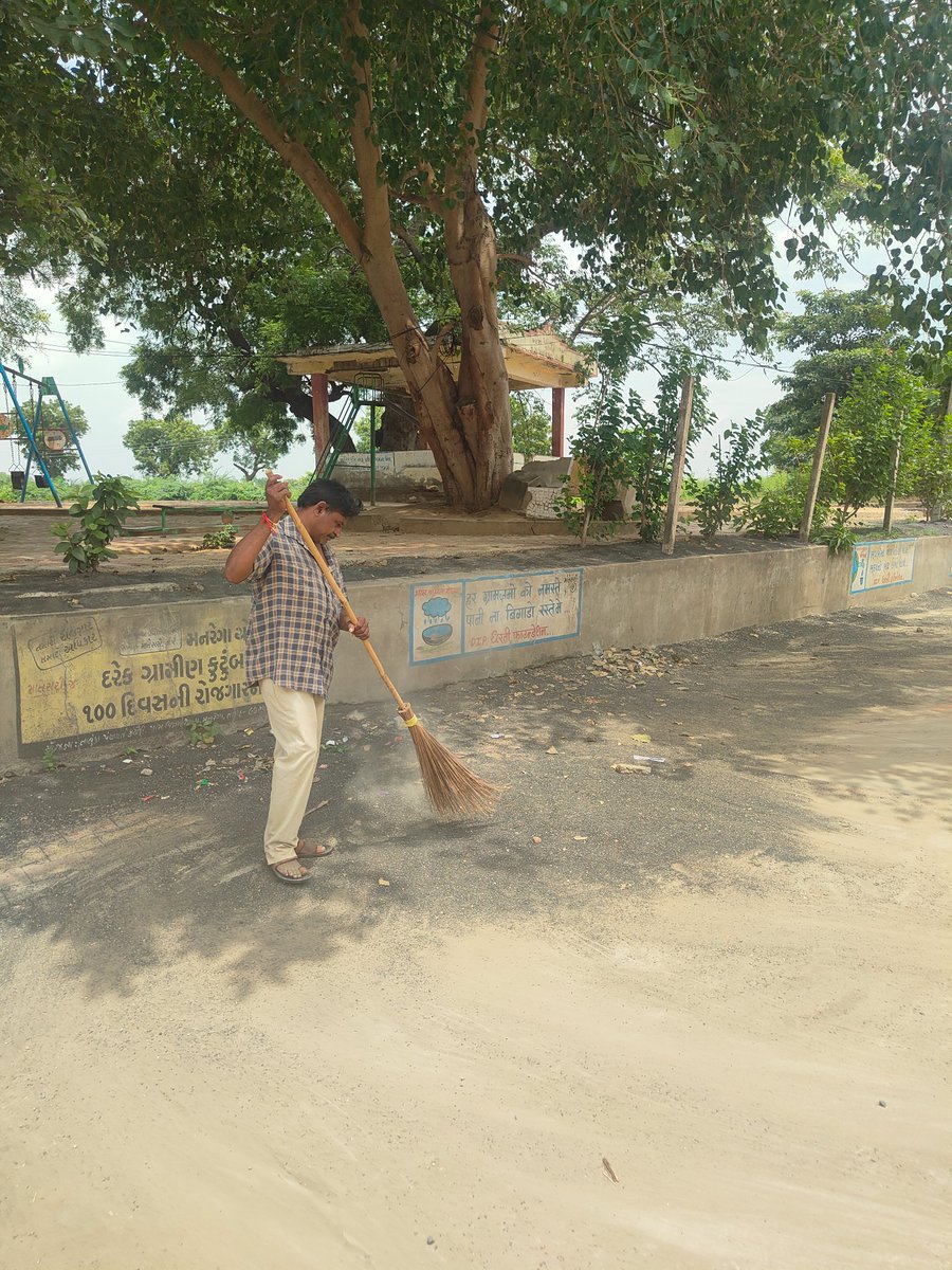 motesarigp1987's tweet photo. Motesari game jaher sthal ane rastani saf safai.

#harghartiranga
#Hargharswacchta
@SBMTALOD
@TPTalod
@sabarkanthadp
@DrdaSabarkantha https://t.co/Nb8FHDnpG8