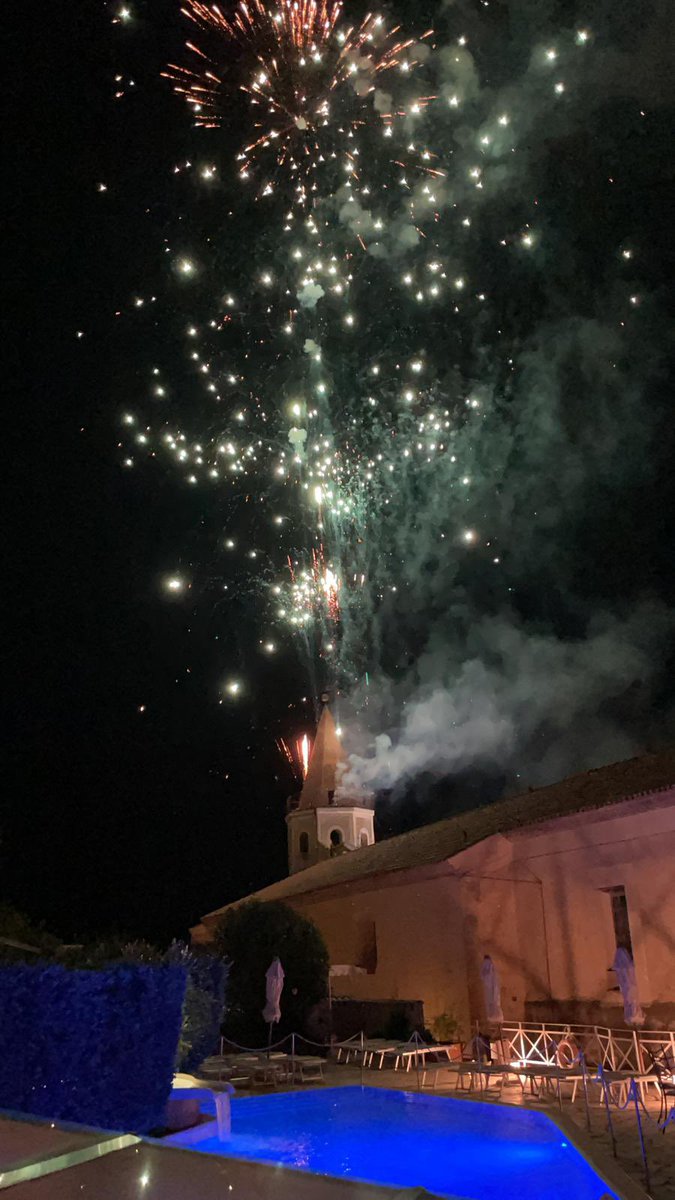 Siete pronti a vivere lo spettacolare 'incendio del campanile' a Maratea in prima fila? Dalla Locanda delle Donne Monache vi aspetta una vista unica sui fuochi d'artificio di Ferragosto! 💥🎇

 #Maratea #Ferragosto #incendiodelcampanile #14agosto2025