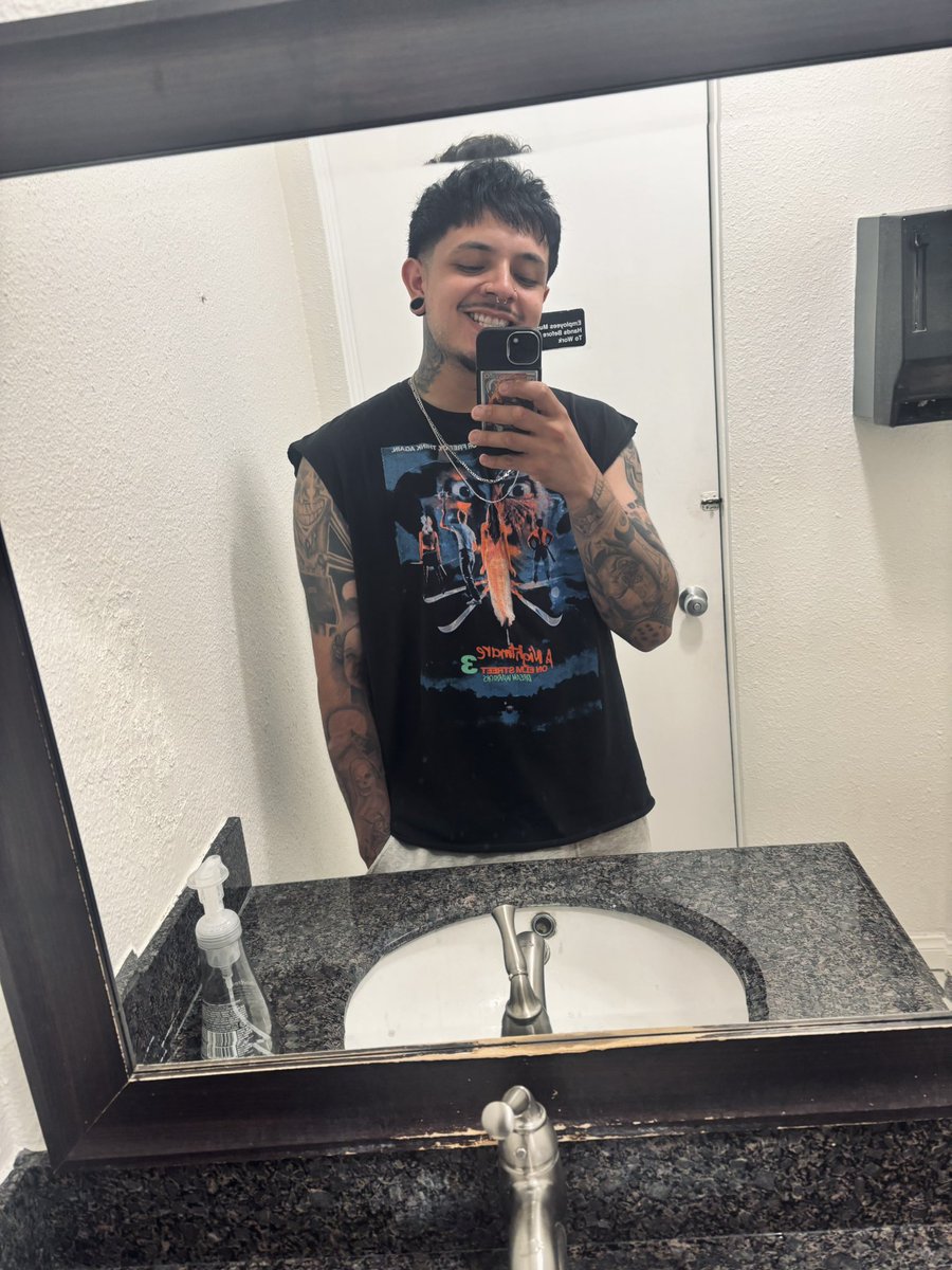 Ant_Perezz's tweet photo. This tan is so stupid dude https://t.co/lvH1hix3vF