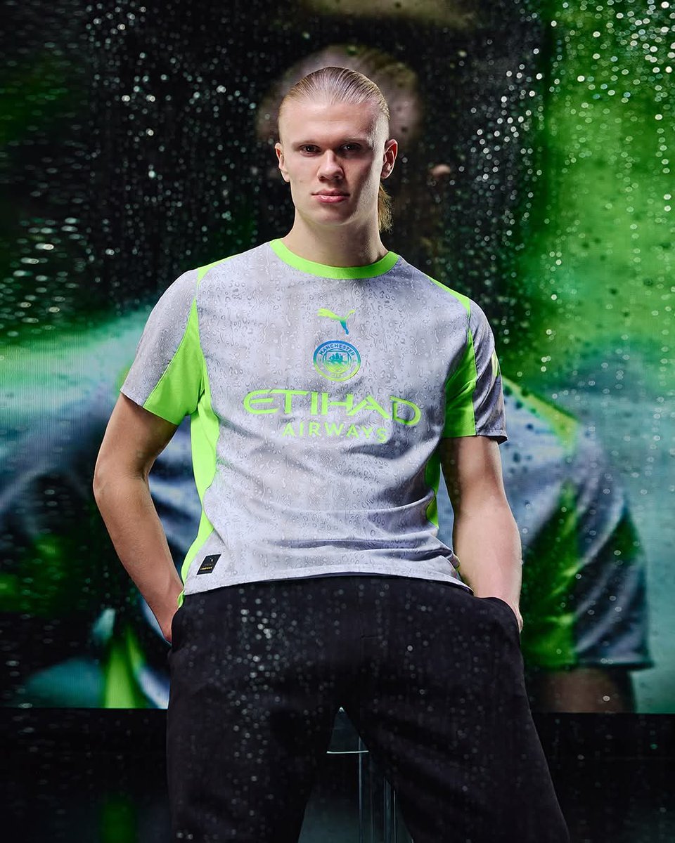 KitCrimes's tweet photo. Awful. Worst shirt in the Premier League. https://t.co/wZqXgxnSDr