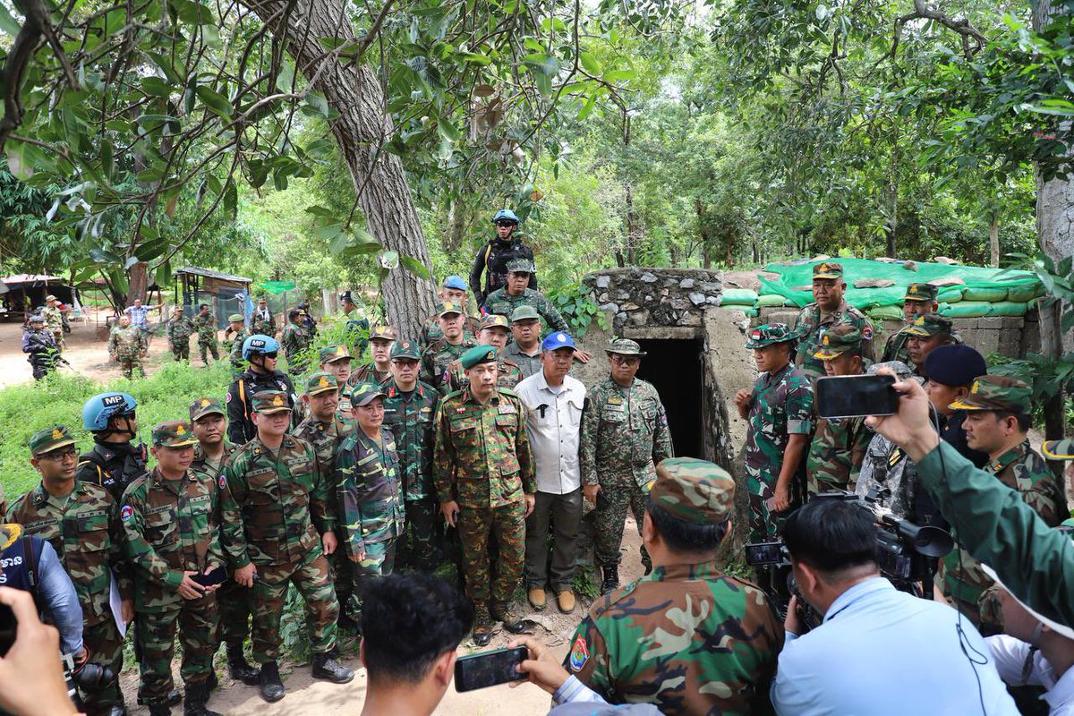 modgovkh's tweet photo. នៅរសៀល ថ្ងៃទី១៤ ខែសីហា ឆ្នាំ២០២៥

ក្រុមអ្នកសង្កេតការណ៍អន្តរកាល (IOT) ចំនួន៧ប្រទេស ដឹកនាំដោយអនុព័ន្ធយោធាម៉ាឡេស៊ី ប្រចាំកម្ពុជា និងមានអនុព័ន្ធយោធា ប្រទេសផ្សេងទៀត ដែ��មាននិវេសនដ្ឋានក្នុង និងក្រៅប្រទេសកម្ពុជា បានអញ្ជើញចុះសង្កេតការណ៍ដល់ច្រកព្រំដែនបឹងត្រកួន ខេត្តបន្ទាយមានជ័យ ក្រោយបទឈប់បាញ់ និងសេចក្តីថ្លែងការណ៍រួម នៃកិច្ចប្រជុំវិសាមញ្ញនៃគណៈកម្មាធិការព្រំដែនទូទៅ កម្ពុជា-ថៃ (Extraordinary GBC Meeting) កាលពីថ្ងៃទី៧ ខែសីហា ឆ្នាំ២០២៥ នៅប្រទេសម៉ាឡេស៊ី។
 
Thursday Afternoon, 14 August 2025

A seven-nation Interim Observer Team (IOT), led by Malaysian Defence Attaché to the Kingdom of Cambodia, and joined by other residents and non-resident Defence Attaché to the Kingdom of Cambodia conducted an observation visit to Boeung Trakoun Border Checkpoint in Banteay Meanchey Province. These developments occurred subsequent to the ceasefire agreement and the release of the joint statement  during the Extraordinary Cambodia–Thailand General Boundary Committee Meeting (GBC Meeting) held on 7 August 2025, in Malaysia.

#ក្រសួងការពារជាតិ #modgovkh #កម្ពុជា #cambodia #សន្តិភាពនៅកម្ពុជា #Peaceincambodia