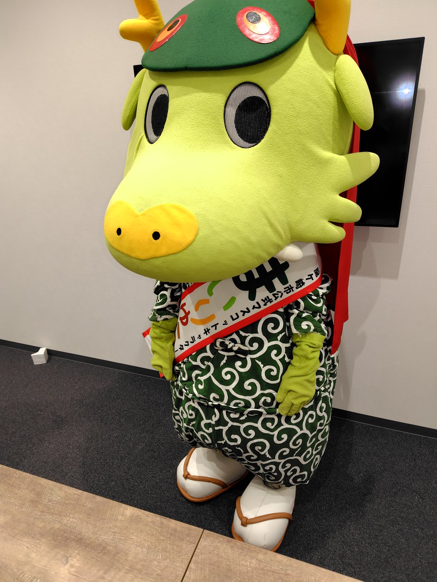 hw_ryuugasaki's tweet photo. 今回の求人者セミナーでは、＃龍ケ崎市マスコットキャラクターまいりゅう　くんも駆けつけ受付を手伝ってくれました。参加された事業所の方と写真撮影もされていたようで、このセミナーの盛り上げに一役買ってくれました。＃まいりゅう　くんにも感謝申し上げます。 https://t.co/URgruDHdrs