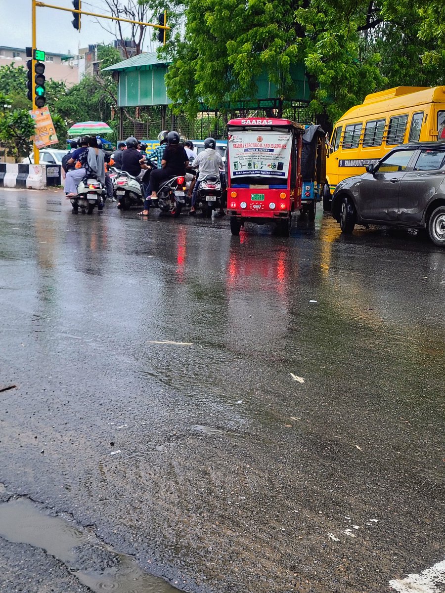 Saurav_ab's tweet photo. @dtptraffic @gupta_rekha @BJP4Delhi No improvement
Jumping Red Lights https://t.co/yk3cvZRpQ1