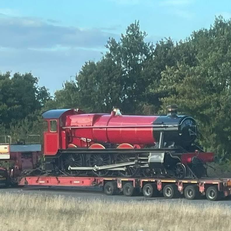 La locomotive "6989 Wightwick Hall" de Buckinghamshire Railway Center est désormais parée de rouge (elle était verte, avant) pour correspondre à la rutilante locomotive du #PoudlardExpress et prend la route pour les studios dans le cadre du tournage de la future série