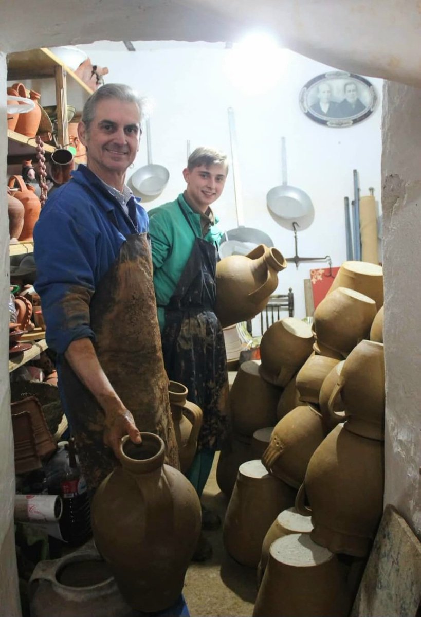 Rafa sigue las indicaciones de su padre y maestro, César Rodríguez Ramos, que sostienen la tradición artesana de Arroyo de la Luz 🏺 El mejor barro de fuego del país celebra el #DíadelosOlleros
📻👇
canalextremadura.es/a-la-carta/el-…
