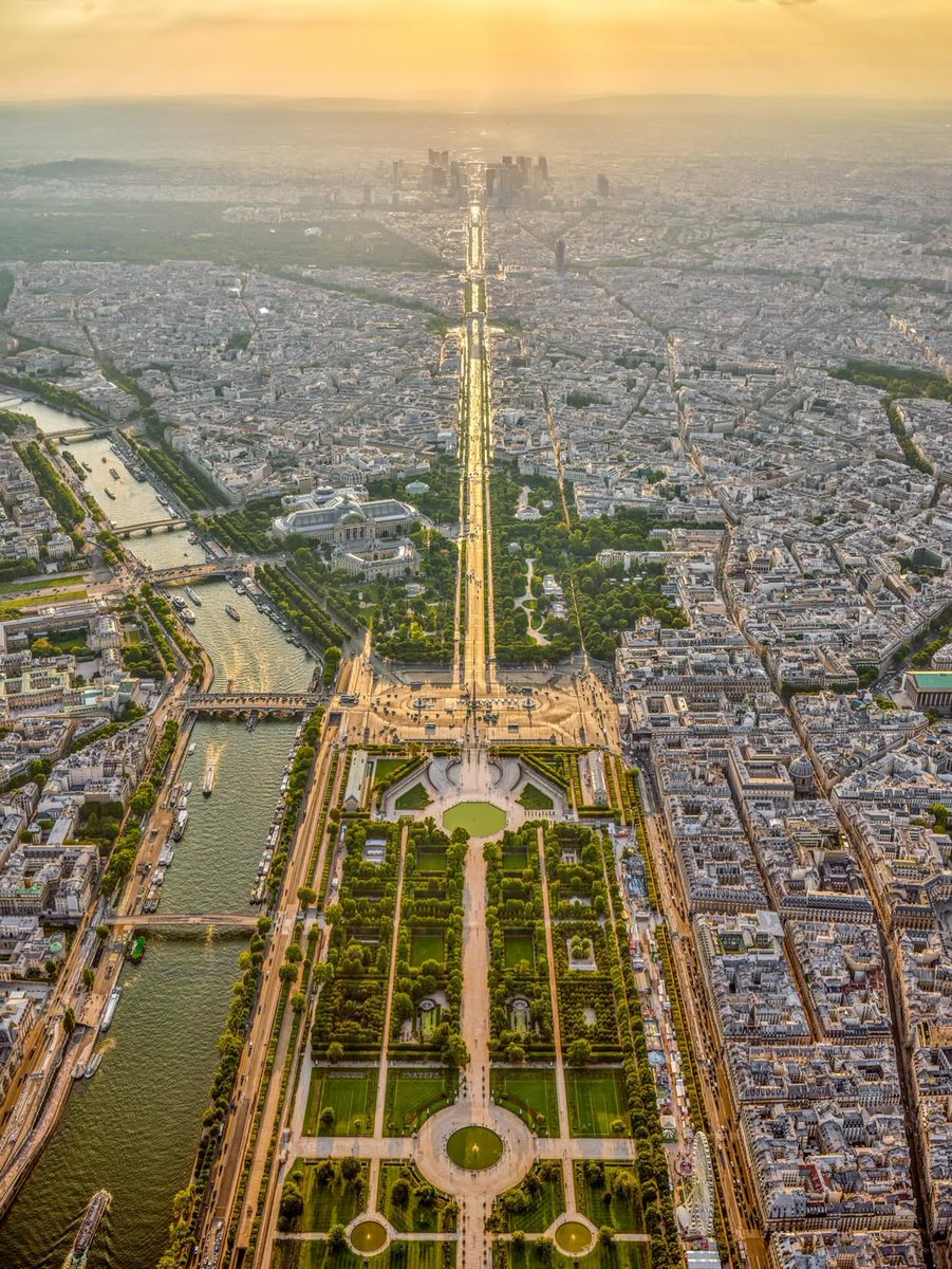Parisianaes1's tweet image. Impressive view of Paris, from the Tuileries to the business district of La Défense