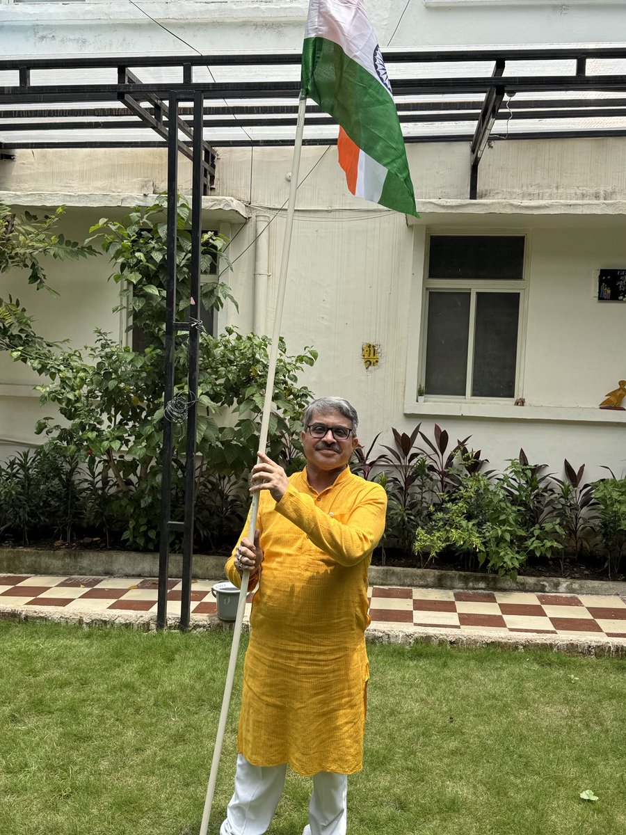 rajneesh4n's tweet image. ऐ मेरी ज़मीं, महबूब मेरी  
तेरी मिट्टी में मिल  जावां
गुल बनके मैं खिल  जावां
इतनी सी है दिल की आरज़ू
तेरी नदियों में बह  जावां
तेरी फ़सलों में लहरावां
इतनी सी है दिल की आरज़ू

#HarGharTiranga2025