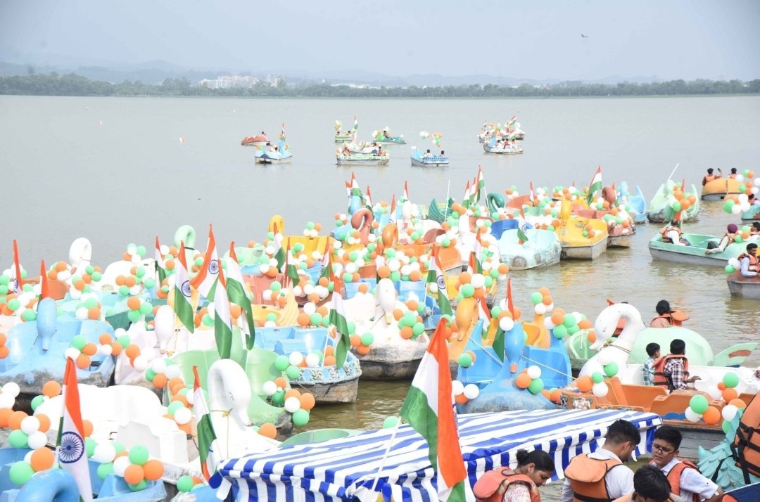 airnewsalerts's tweet photo. #Chandigarh: As part of the #HarGharTiranga campaign ahead of #IndependenceDay, Chandigarh Industrial and Tourism Development Corporation (#CITCO) organised a grand Boat Rally at #SukhnaLake.
▪️Two cruises, 125 boats and Shikaras adorned in tricolours participated, and hundreds of tricoloured balloons were released, celebrating unity and patriotism.
@AIRRNUJalandhar | #HarGharTiranga2025 | #HGT2025