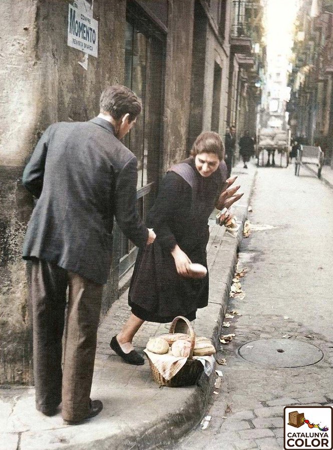 Una dona venent llonguets d'estraperlo en un carrer del Raval de Barcelona, el 1951.   

📸Bert Hardy