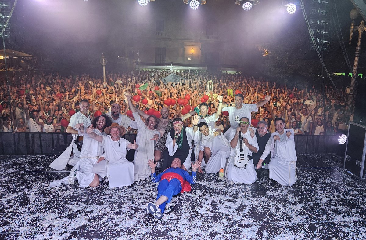 5º concierto de la #semanainhumana. Lo de anoche fue único, maravilloso, fuera de concurso. #Huesca reunió en la Pl. de Navarra más de 6.000 personas para disfrutar desde el minuto cero con nuestra música en directo y nuestro espectáculo. Hoy continuamos para León. Volveremos!!!