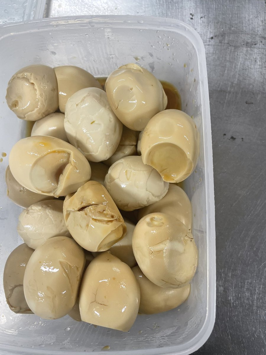 RFhkUdGKCMjolnE's tweet photo. ゲリラサービス
形の崩れた味玉無料です
味は問題ないです
先着20個くらいですかね
よかったらどうぞ！ https://t.co/uV8PRnoaWH