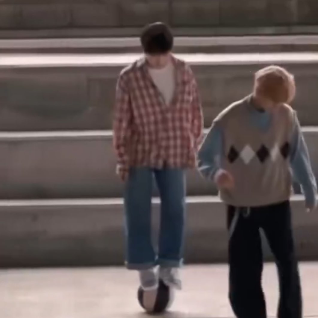 잘하는 이유: 축구공 위에 올라가는거 자주해서래...