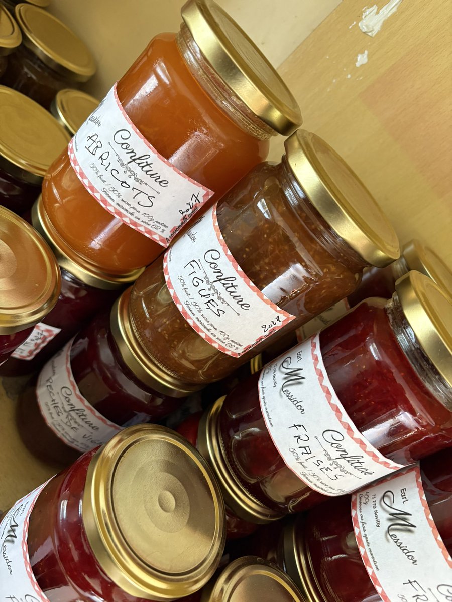 Aujourd'hui, on met de côté les agendas chargés et les rendez-vous habituels ! 👩‍🌾
Direction le magasin de la ferme pour une matinée de vente directe. C'est le moment de remplir les paniers de fruits et légumes de saison, cultivés avec passion.
Acheter directement auprès du