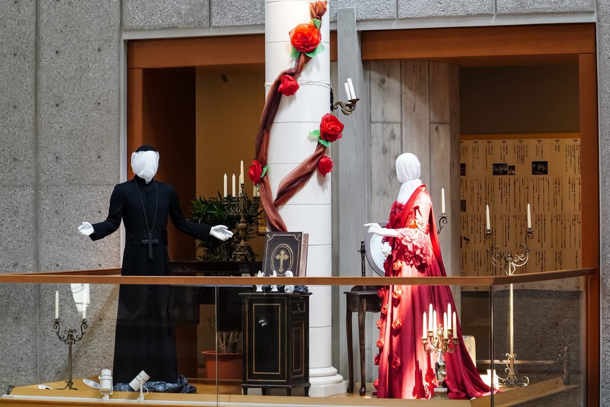 [空間解説]
このブースは、デ・グリューと駆け落ちをしたものの、贅沢な生活に心が揺れ別れたマノンだが、デ・グリューが神学校に入ったことを耳にして、昔の想いが蘇り彼に会いに行き再び燃え上がった恋を象徴しています。柱には情熱的な薔薇の盆栽に花がいくつも咲き誇り多く配置された蝋燭が、