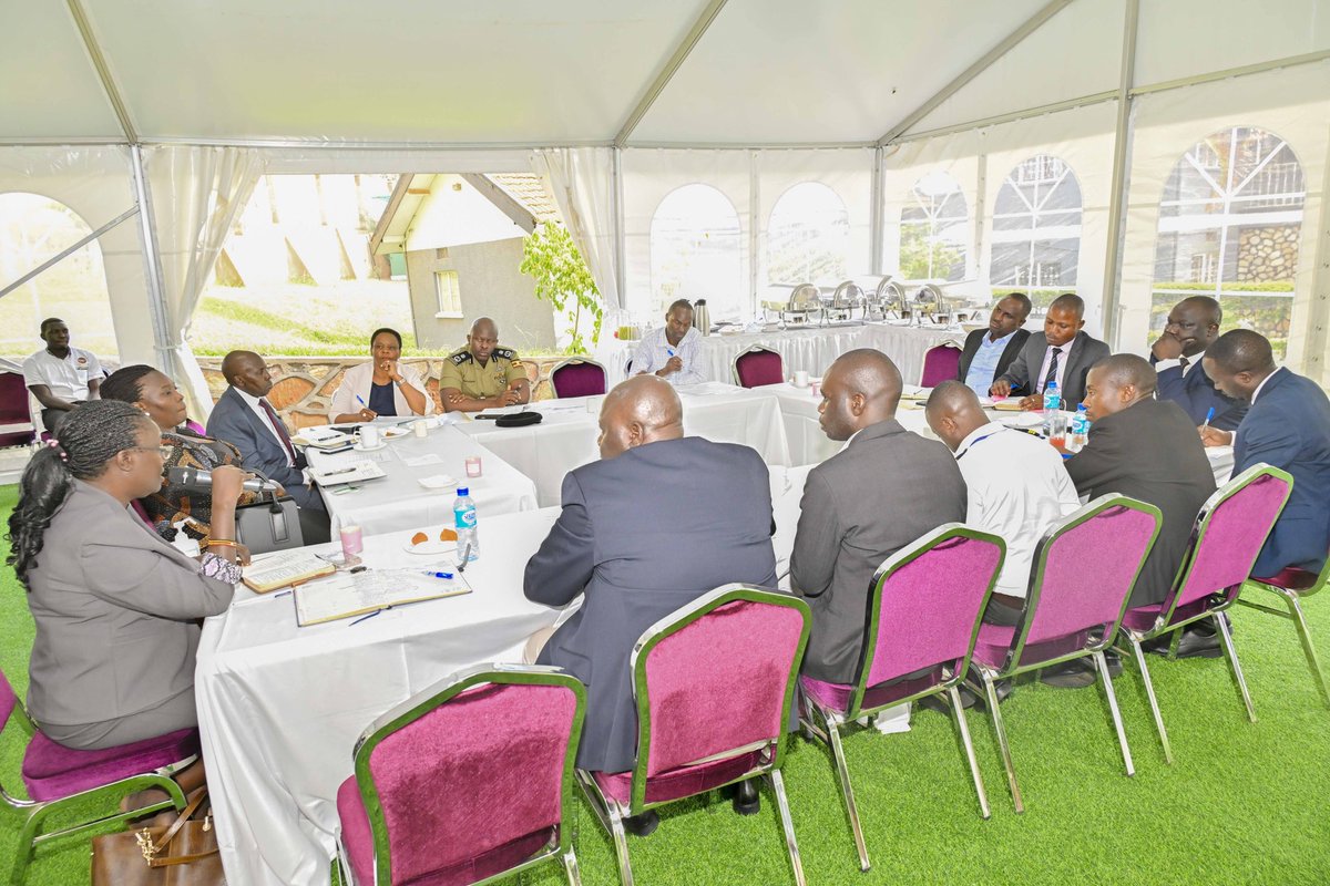 Nmwshdnjrch's tweet image. 2
ACP Julius Ceaser Tusingwire - Co.mander @PoliceUg mineral Protection Unit, Mr Fred Bamwesigye @UCAA_DG - Director Gen @UgandaCAA &amp;amp; Commissioner @MEMD_UGANDA Agnes Alaba.

The discussion are to lead efforts in protecting investors &amp;amp; strengthening oversight at e ...
#Empowering