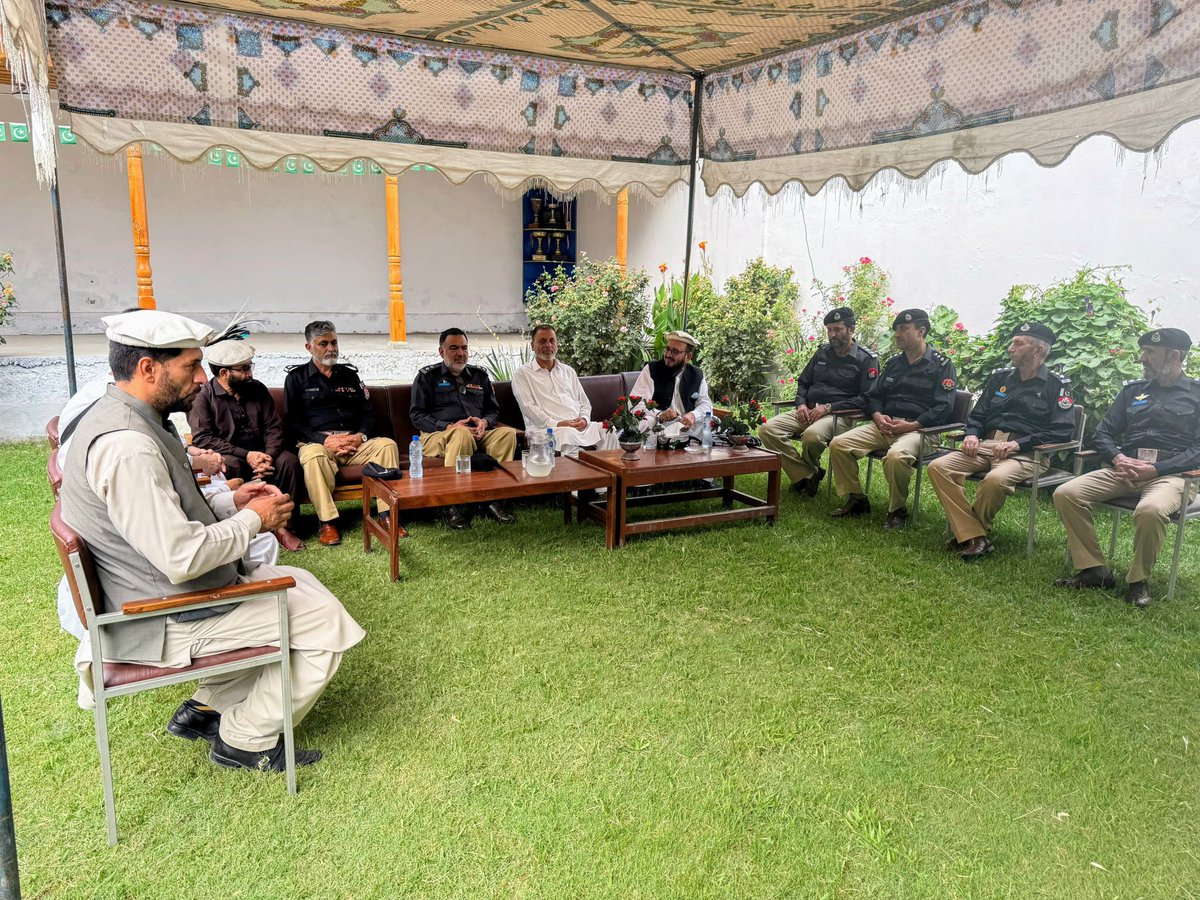 ChitralPolice's tweet photo. 78 ویں یومِ آزادی کی مناسبت سے لوئر چترال پولیس نے پولیس لائن میں پروقار تقریب کا انعقاد کیا۔
مہمانِ خصوصی ڈسٹرکٹ پولیس آفیسر لوئر چترال افتخار شاہ نے پرچم کشائی کی، پولیس کے چاق و چوبند دستے نے سلامی پیش کی اور قومی ترانہ بجایا گیا۔ https://t.co/PkKJWdGXMQ