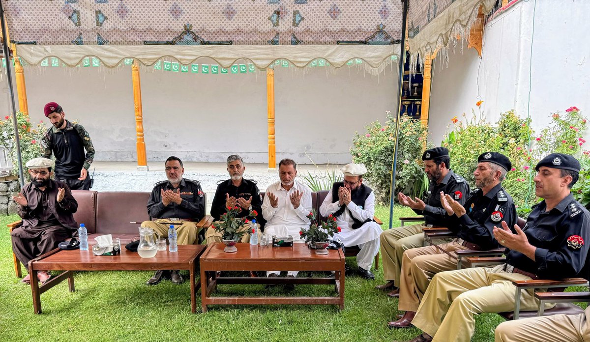 ChitralPolice's tweet photo. 78 ویں یومِ آزادی کی مناسبت سے لوئر چترال پولیس نے پولیس لائن میں پروقار تقریب کا انعقاد کیا۔
مہمانِ خصوصی ڈسٹرکٹ پولیس آفیسر لوئر چترال افتخار شاہ نے پرچم کشائی کی، پولیس کے چاق و چوبند دستے نے سلامی پیش کی اور قومی ترانہ بجایا گیا۔ https://t.co/PkKJWdGXMQ