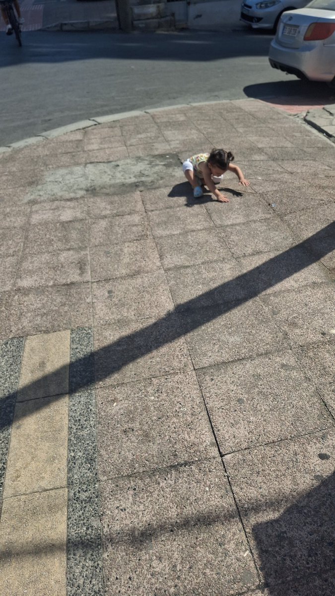 Kendini yerlere atan bir bebe görürseniz yadırgamayın. 2 yaş sendromundadır