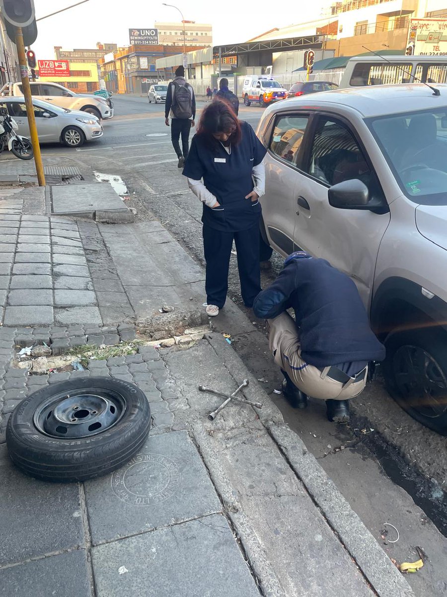 Jaca_Patrick's tweet photo. ♦️JMPD IN ACTION ♦️

JMPD CCTV Reaction Unit assisted a female motorist at Anderson and Nugget streets with changing her tyre.

This forms part of proactive crime prevention, ensuring that residents are not left vulnerable to possible criminal targeting while stranded.

#NomakanjaniManjeNamhlanje #SaferJoburg