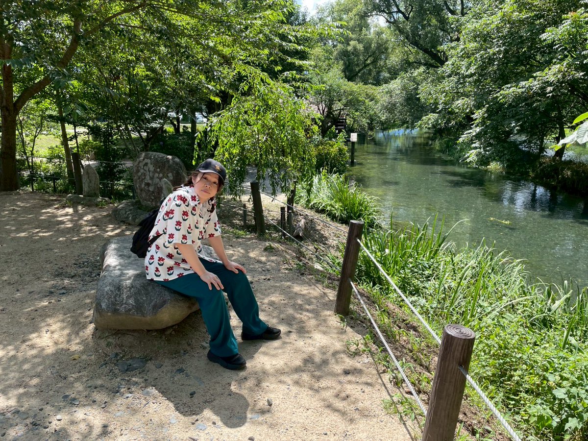 これは大王わさび農場を一回りして程よい岩に腰掛けたら歩き疲れたおじいさんみたいになった私
(流れる川の綺麗さにご注目ください)