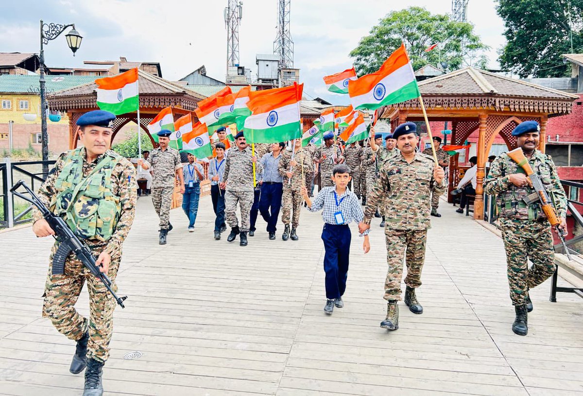 82 BN CRPF Celebrating independence day locals at the traditional Habba Kadal🇮🇳 IndependenceDay2025 #HarGharTiranga #CRPFIndia