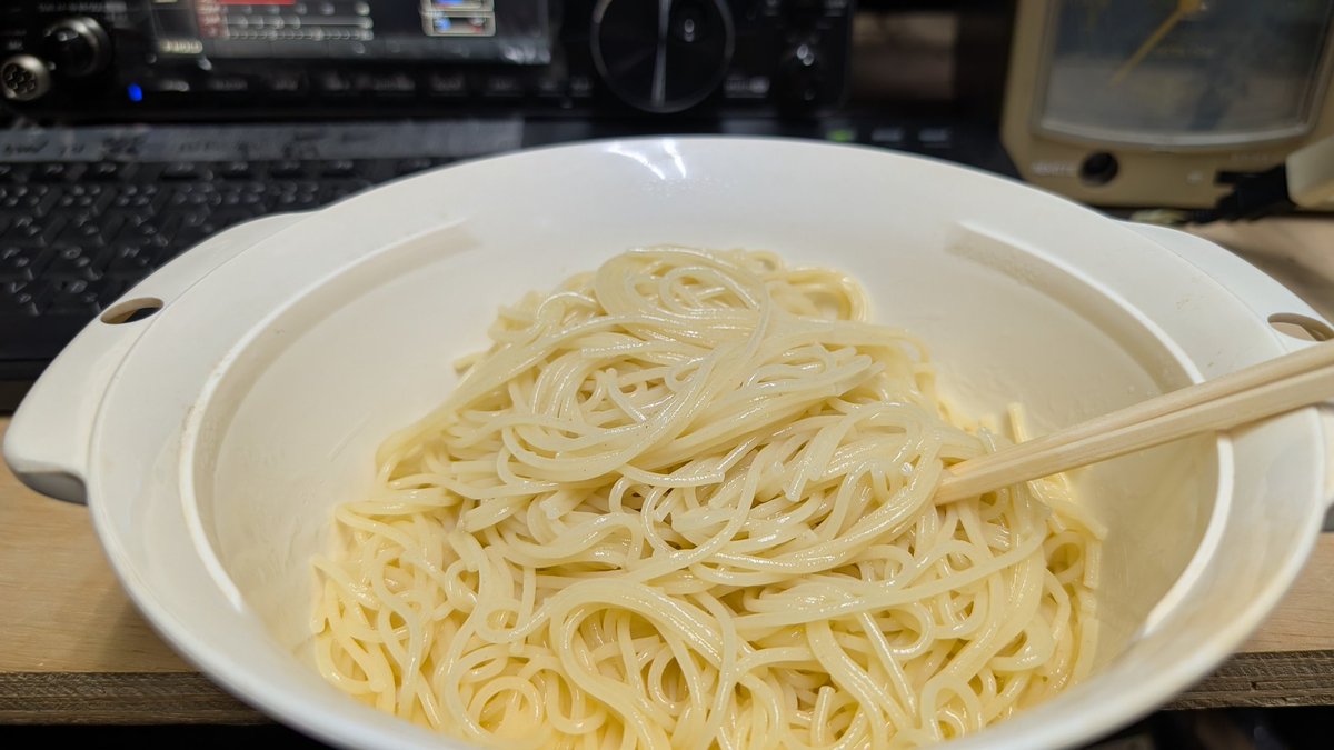 お八つですよ〜！

お昼少なかったのでお腹空いた！
レンチンスパゲッティ、塩とオリーブオイルだけよ！