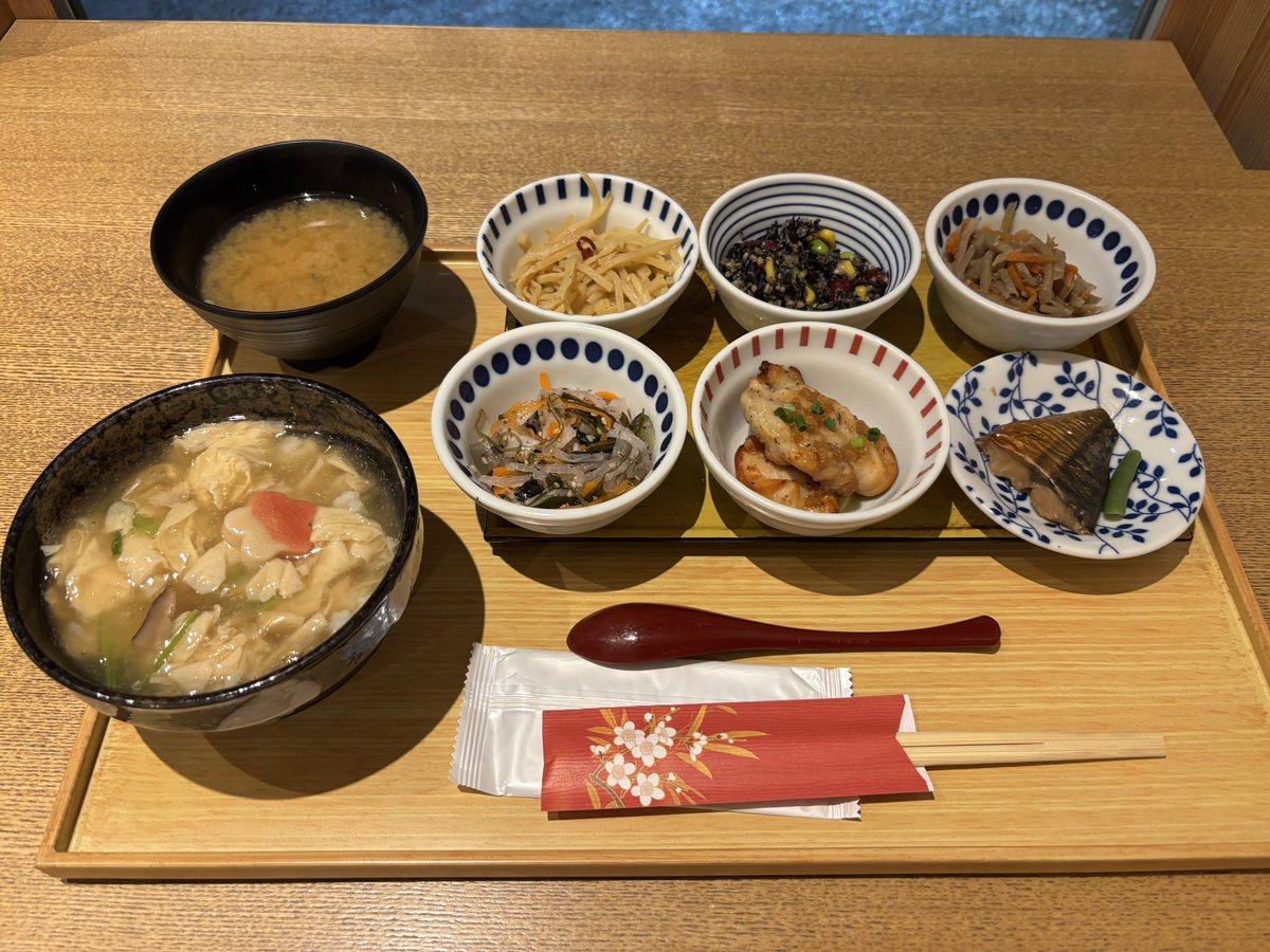 Ren_Feb's tweet photo. お墓参りついでに京都ぶらぶらするつもりがこの二日間暑さにやられた🫠
今日とか朝ごはん食べに四条烏丸行って、そのまま四条でお土産買って京都駅戻ってまたちょっとお土産買ただけ。
まぁ朝ごは���は美味しかったからよし😇 https://t.co/jIJHUlxuv2