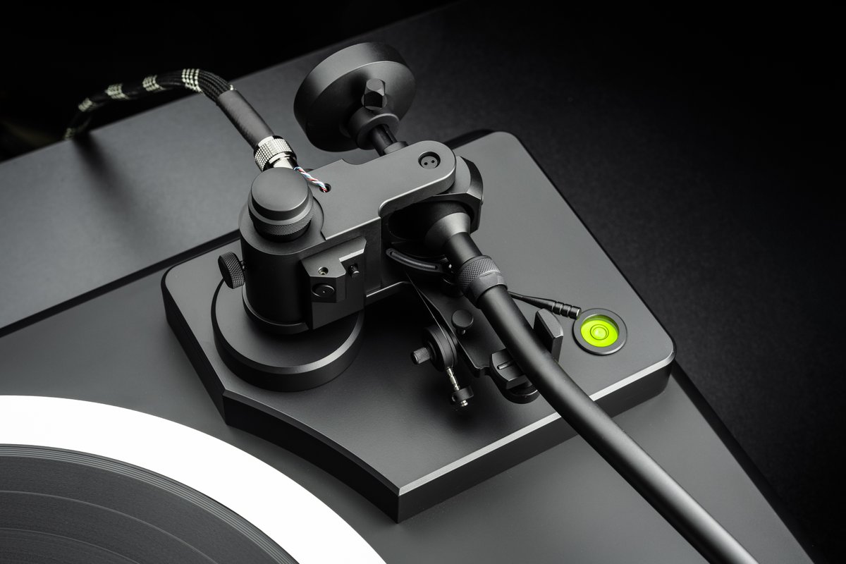 HenleyDesigns1's tweet image. Introducing the EAT F-Dur Turntable 

Where minimalism meets master craftsmanship for true vinyl connoisseurs.

#EATTurntables #FDur #vinyllovers #highendaudio #audiophilelife #madeformusic #turntablegoals
